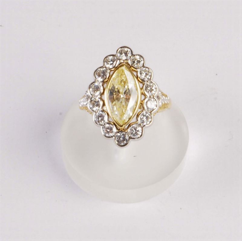 Anello con diamante giallo taglio a navette  - Auction Ancient and Contemporary Clocks and Jewels - Cambi Casa d'Aste