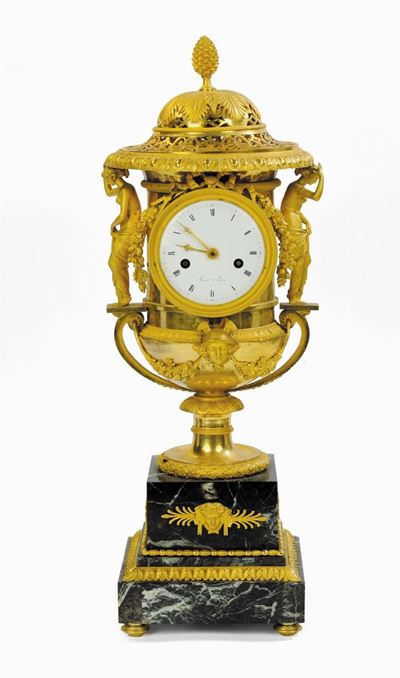 Raffinato Orologio Direttorio che Riprende la Forma di Antico Vaso Medici, in Bronzo Dorato e Ric...