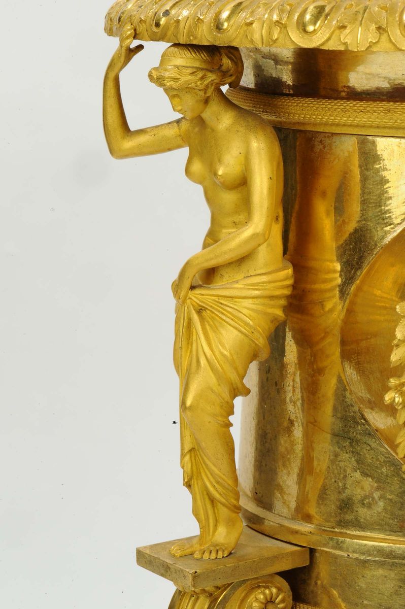 Raffinato Orologio Direttorio che Riprende la Forma di Antico Vaso Medici, in Bronzo Dorato e Ric...