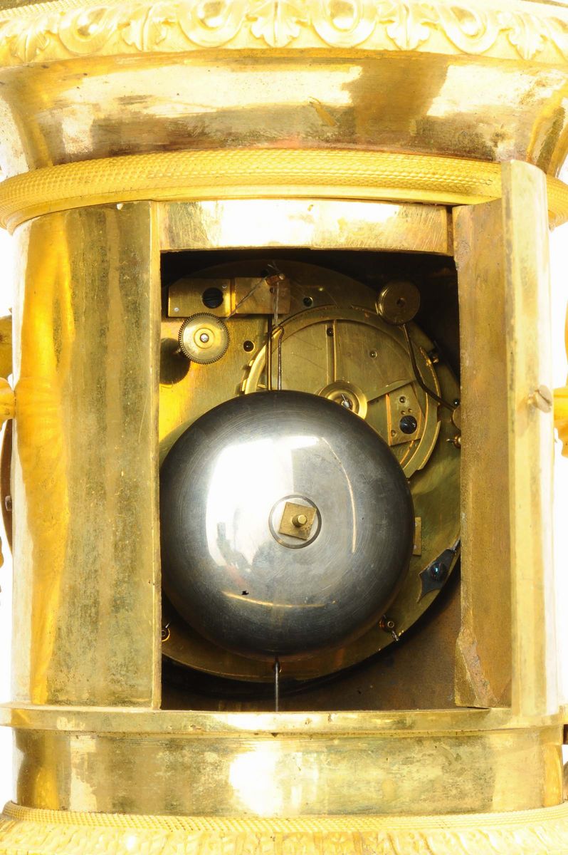 Raffinato Orologio Direttorio che Riprende la Forma di Antico Vaso Medici, in Bronzo Dorato e Ric...