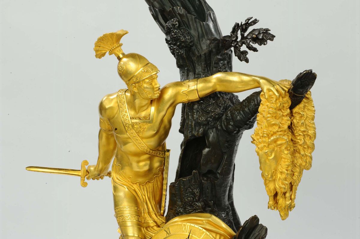 Orologio in Bronzo Dorato e Brunito con il Mito di Giasone e il Vello D’oro, Francia Inizio XIX S...