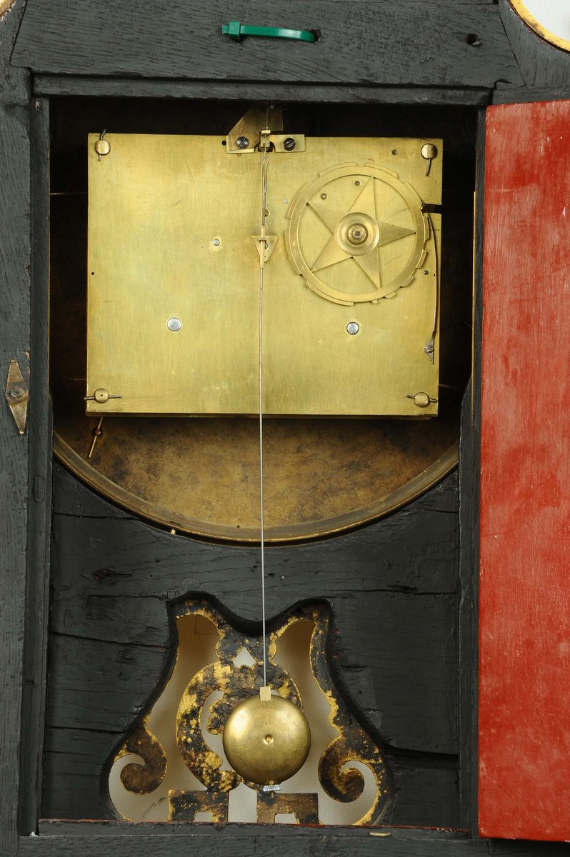 Orologio Cartel da Parete Laccato e Dipinto a Fondo Rosso, Francia XVIII Secolo