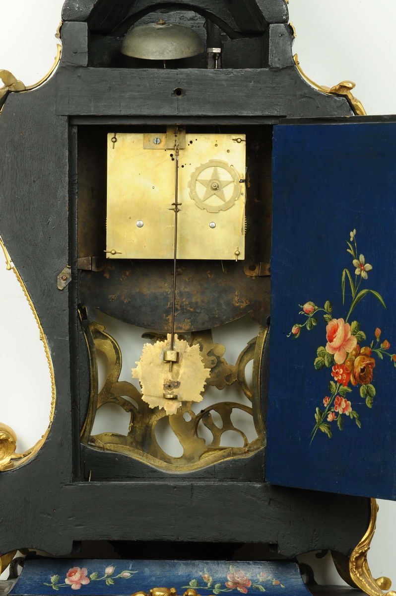 Orologio Cartel da Parete Laccato e Dipinto a Fondo Blu, XVIII Secolo