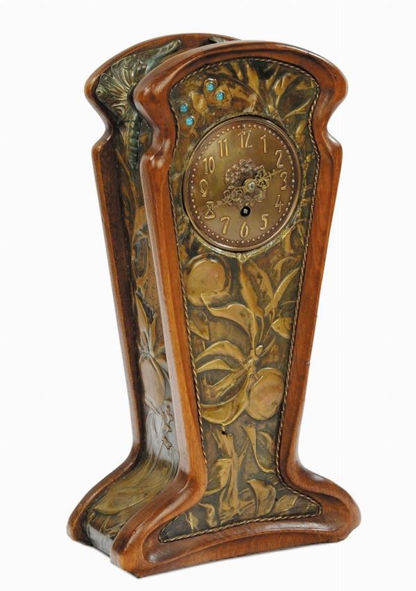 Orologio Liberty da tavolo in faggio e rame sbalzato, Germania XX secolo
