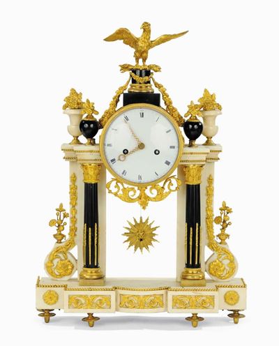 Orologio a Tempietto in Marmo Bianco e Nero Arricchito con Fregi in Bronzo Dorato e Aquila sulla ...