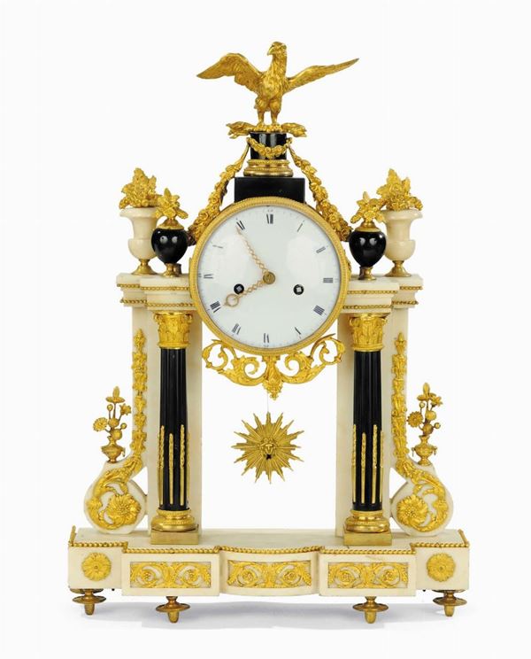 Orologio a tempietto in marmo bianco e nero arricchito con fregi in bronzo dorato e aquila sulla sommità, XVIII-XIX secolo