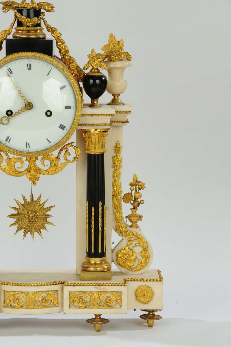 Orologio a Tempietto in Marmo Bianco e Nero Arricchito con Fregi in Bronzo Dorato e Aquila sulla ...