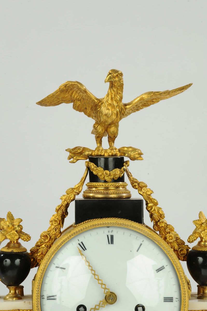 Orologio a Tempietto in Marmo Bianco e Nero Arricchito con Fregi in Bronzo Dorato e Aquila sulla ...