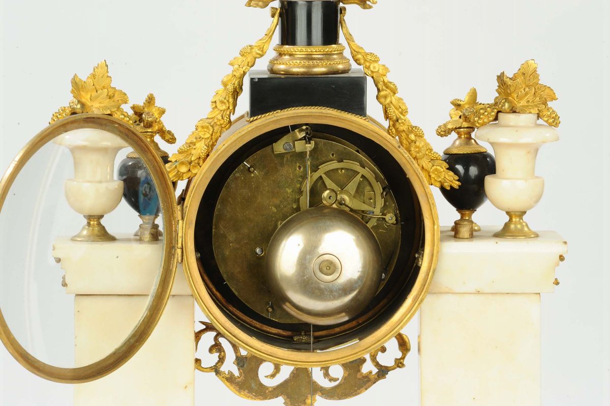 Orologio a Tempietto in Marmo Bianco e Nero Arricchito con Fregi in Bronzo Dorato e Aquila sulla ...