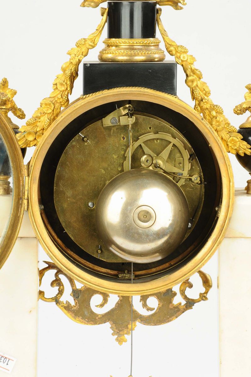 Orologio a Tempietto in Marmo Bianco e Nero Arricchito con Fregi in Bronzo Dorato e Aquila sulla ...
