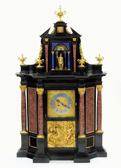 Eccezionale Orologio Romano di Bronzo Dorato, Marmi e Pietre Semi Dure, XVIII Secolo.