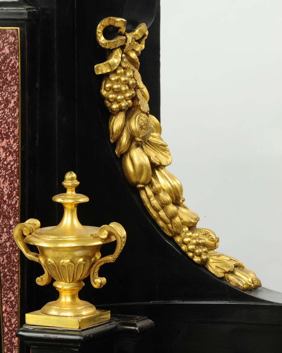 Eccezionale Orologio Romano di Bronzo Dorato, Marmi e Pietre Semi Dure, XVIII Secolo.
