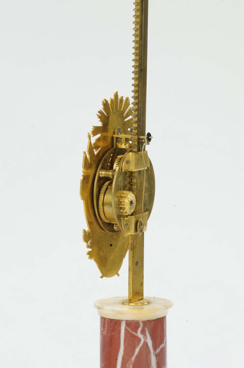 Orologio Luigi XVI a Cremagliera in Bronzo Dorato con Base in Marmi, XVIII Secolo