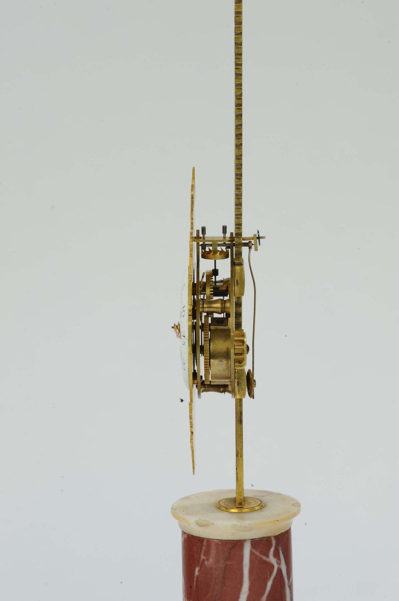 Orologio Luigi XVI a Cremagliera in Bronzo Dorato con Base in Marmi, XVIII Secolo