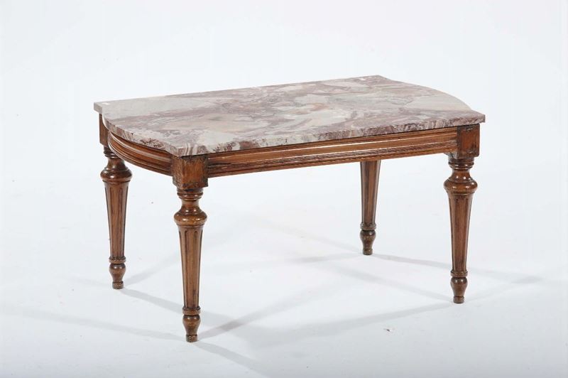 Tavolino da salotto in noce con piano in marmo  - Auction OnLine Auction 01-2012 - Cambi Casa d'Aste