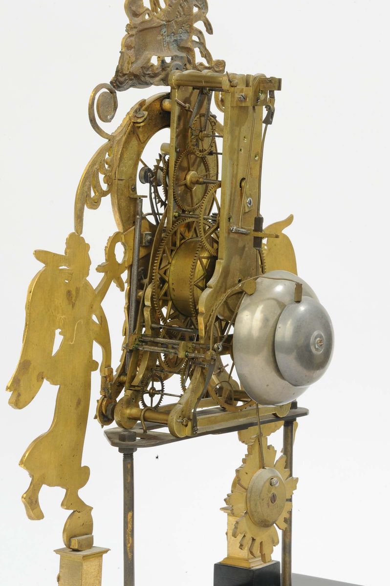 Pendola Impero Scheletrata in Bronzo Dorato Raffigurante Due Figure Femminili Alate, XIX Secolo