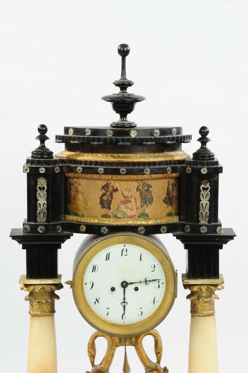 Orologio a Tempietto con Colonne in Alabastro Dipinto con Figure