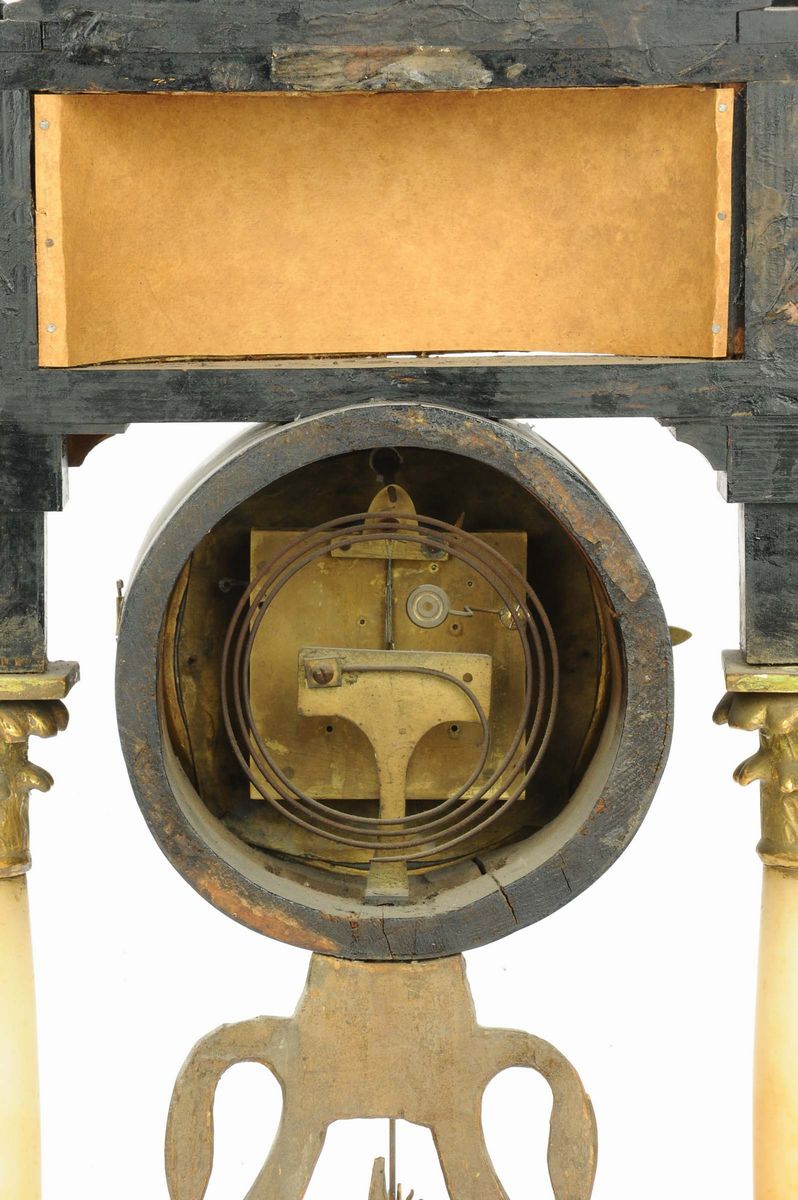 Orologio a Tempietto con Colonne in Alabastro Dipinto con Figure