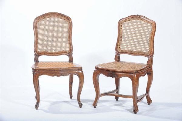 Due sedie Luigi XV in noce diverse, XVIII secolo