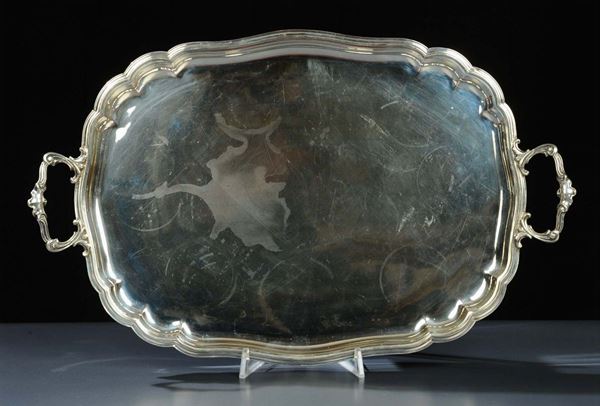 Vassoio in argento sagomato a due manici, gr. 1300 circa