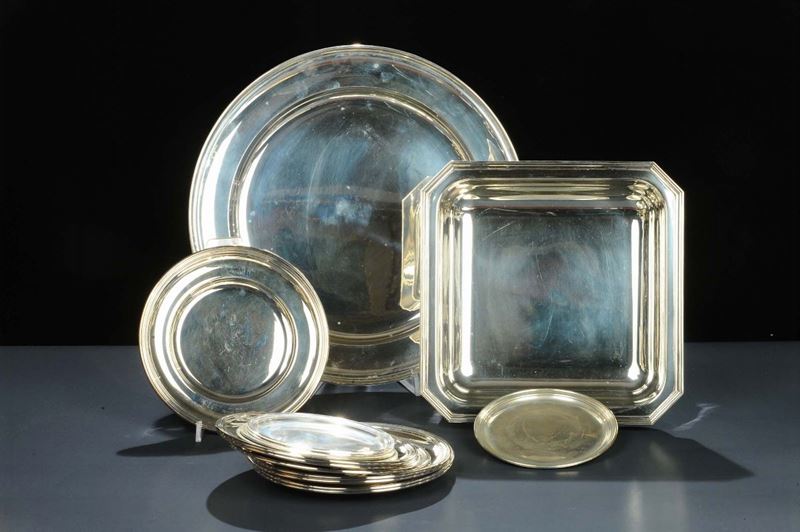 Lotto di piatti in argento di diverse dimensioni, gr. 2400 circa  - Auction OnLine Auction 12-2011 - Cambi Casa d'Aste