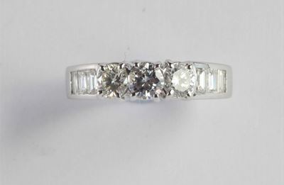 Anello con Tre Diamati Taglio Rotondo e Sei, Taglio a Baguette