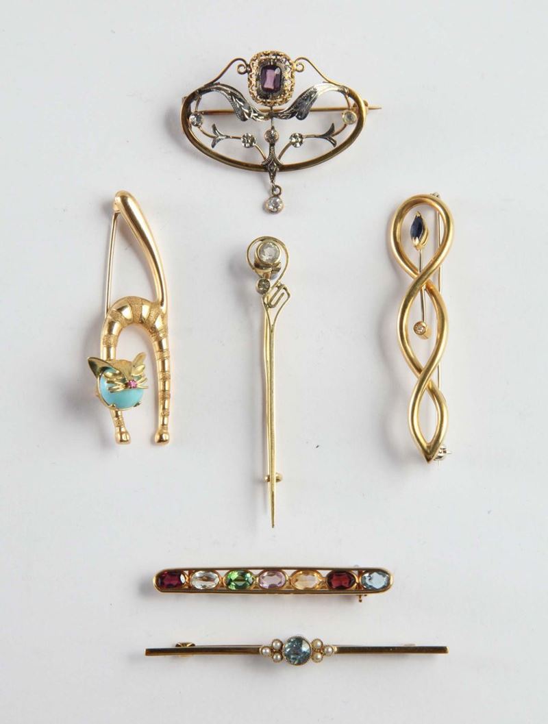 Lotto composto da otto spille in oro, argento, pietre naturali e paste vitree  - Auction Ancient and Contemporary Clocks and Jewels - Cambi Casa d'Aste