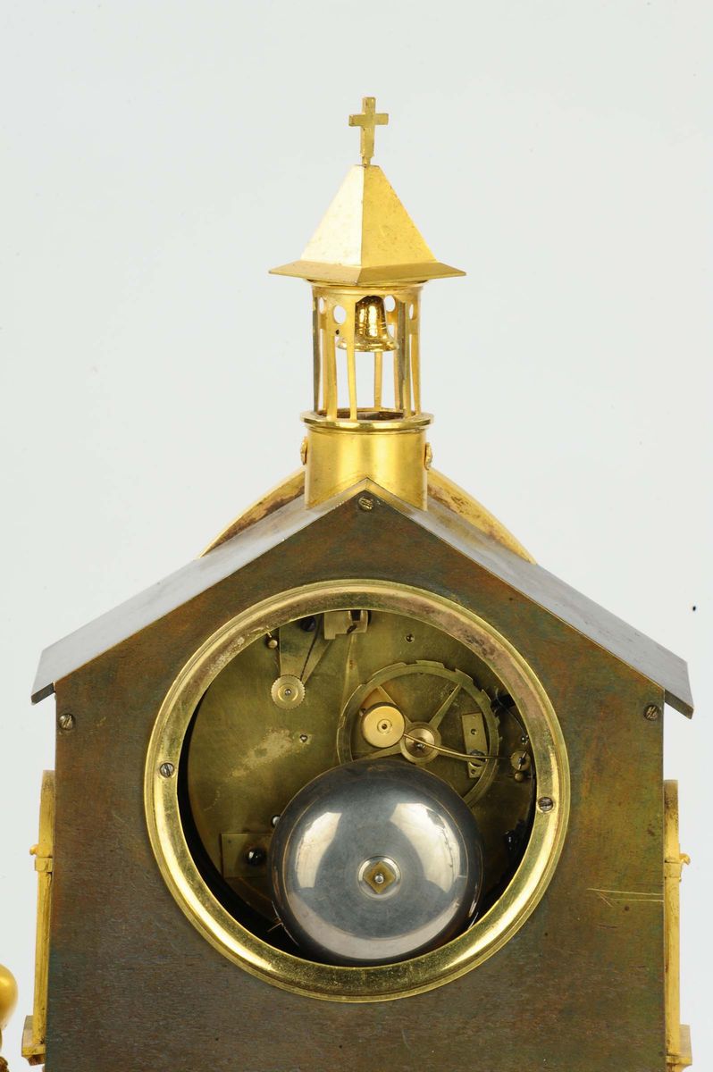 Pendola Impero in Bronzo Dorato e Patinato a Forma di Chiesa, Francia Prima Metà del XIX Secolo