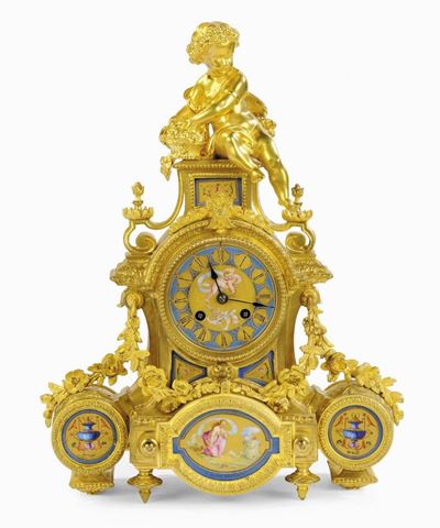 Pendola in Bronzo Dorato con Formelle in Porcellana di Sevres, Francia Seconda Metà del XIX Secol...