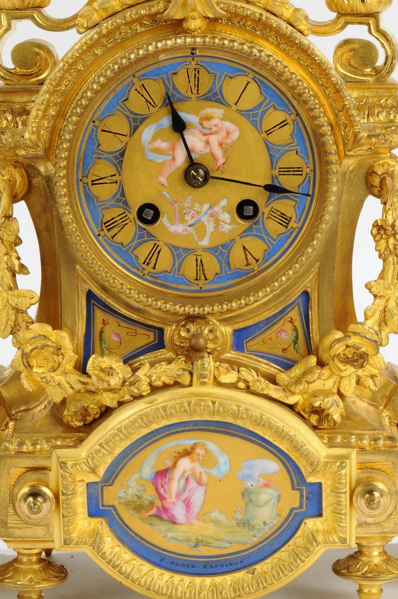 Pendola in Bronzo Dorato con Formelle in Porcellana di Sevres, Francia Seconda Metà del XIX Secol...