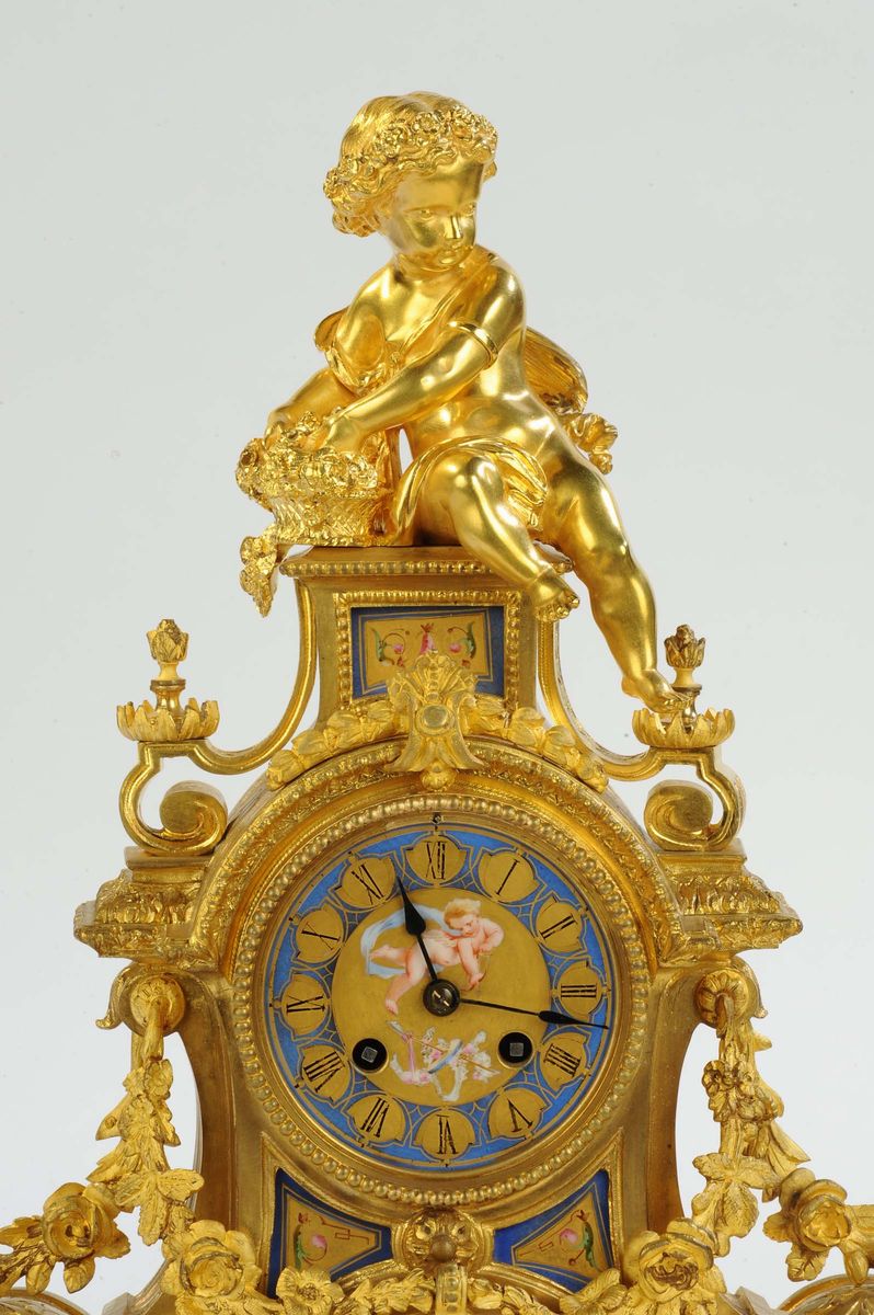 Pendola in Bronzo Dorato con Formelle in Porcellana di Sevres, Francia Seconda Metà del XIX Secol...