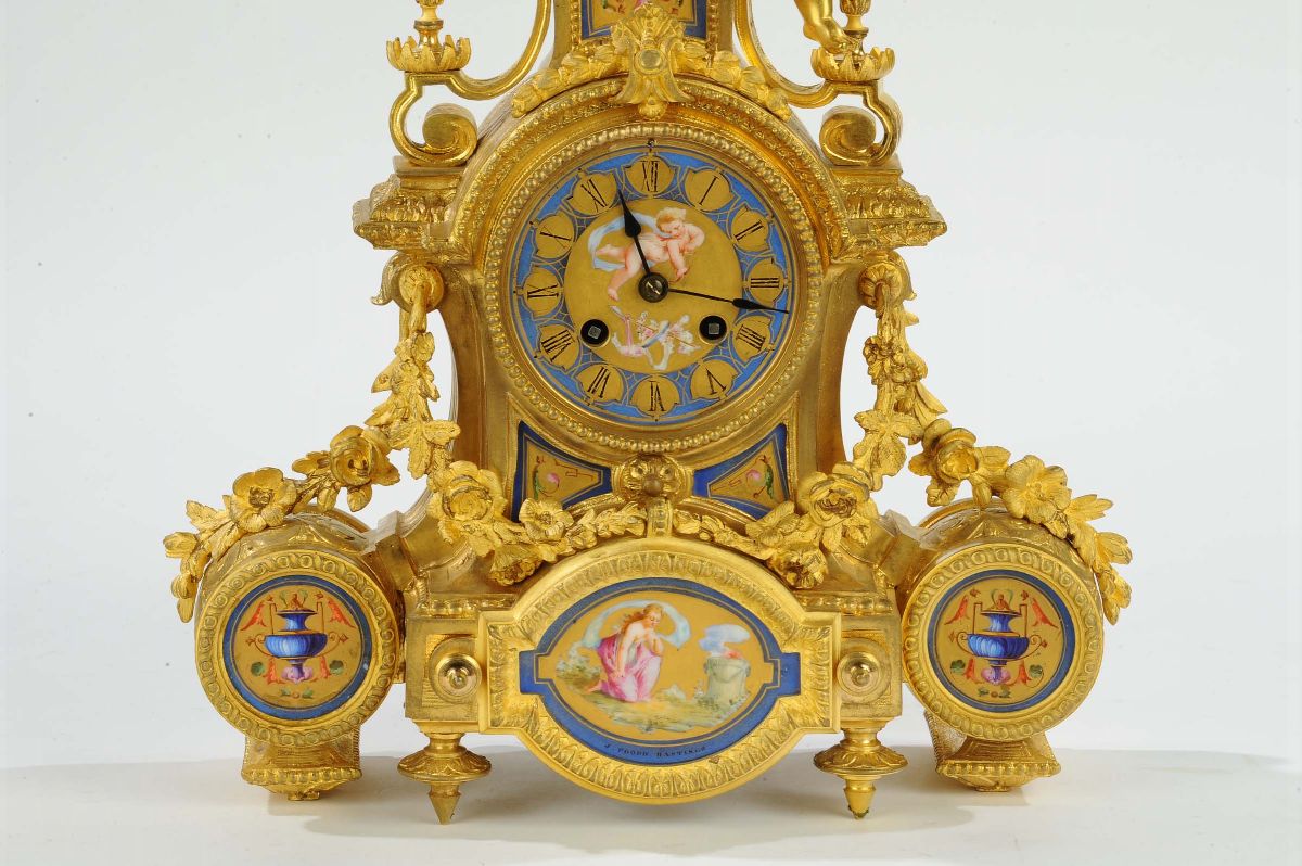 Pendola in Bronzo Dorato con Formelle in Porcellana di Sevres, Francia Seconda Metà del XIX Secol...