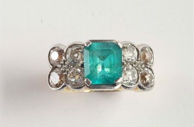Anello con Smeraldo Centrale e Diamanti