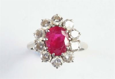 Anello con Rubino Taglio Ovale e Diamanti a Contorno