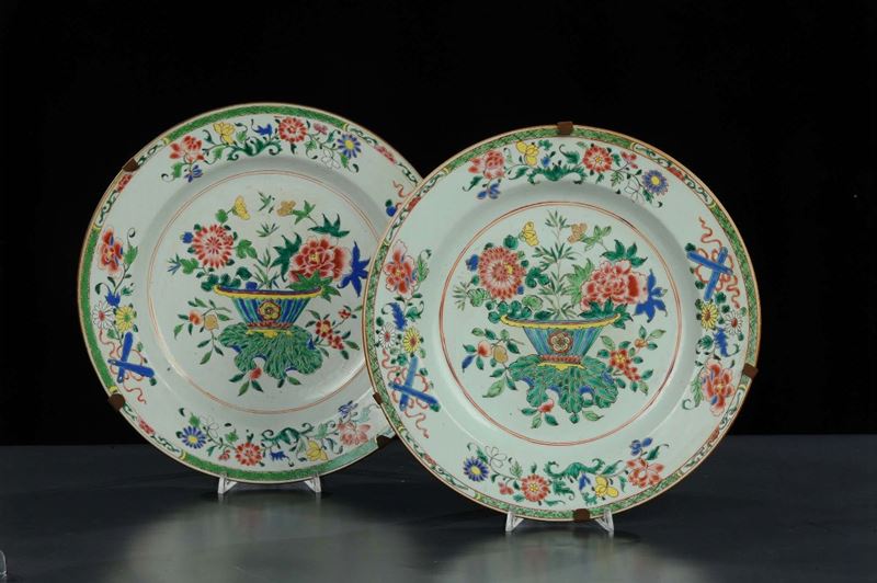 Coppia di piatti in porcellana Famiglia Rosa, Cina fine XIX secolo  - Asta Arte Orientale - Cambi Casa d'Aste