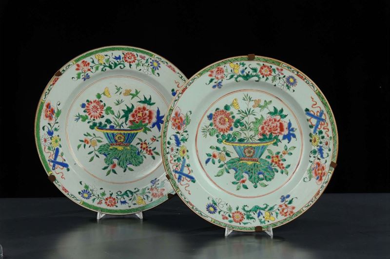 Coppia di piatti in porcellana Famiglia Rosa, Cina fine XIX secolo  - Auction Oriental Art - Cambi Casa d'Aste