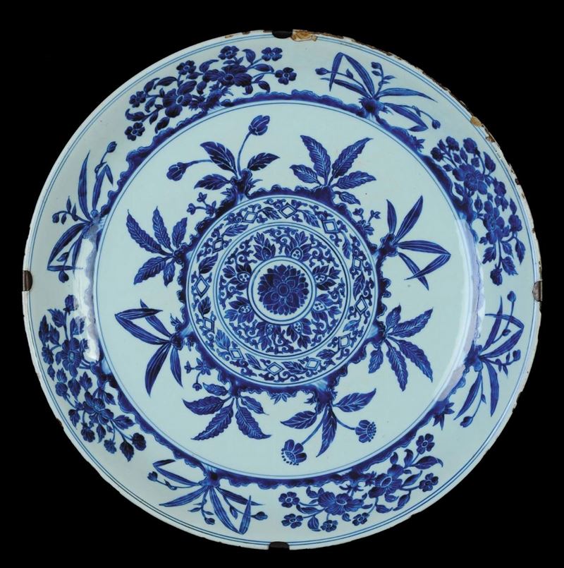 Grande piatto in porcellana bianco e blu, Cina XVIII secolo  - Asta Arte Orientale - Cambi Casa d'Aste