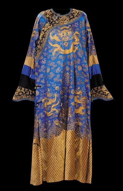 Qi-fu in Seta Blu con Decoro di Dragoni Dorati, Cina Fine XIX Secolo