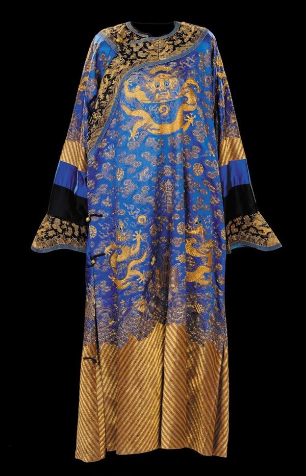 Qi-fu in seta blu con decoro di dragoni dorati, Cina fine XIX secolo