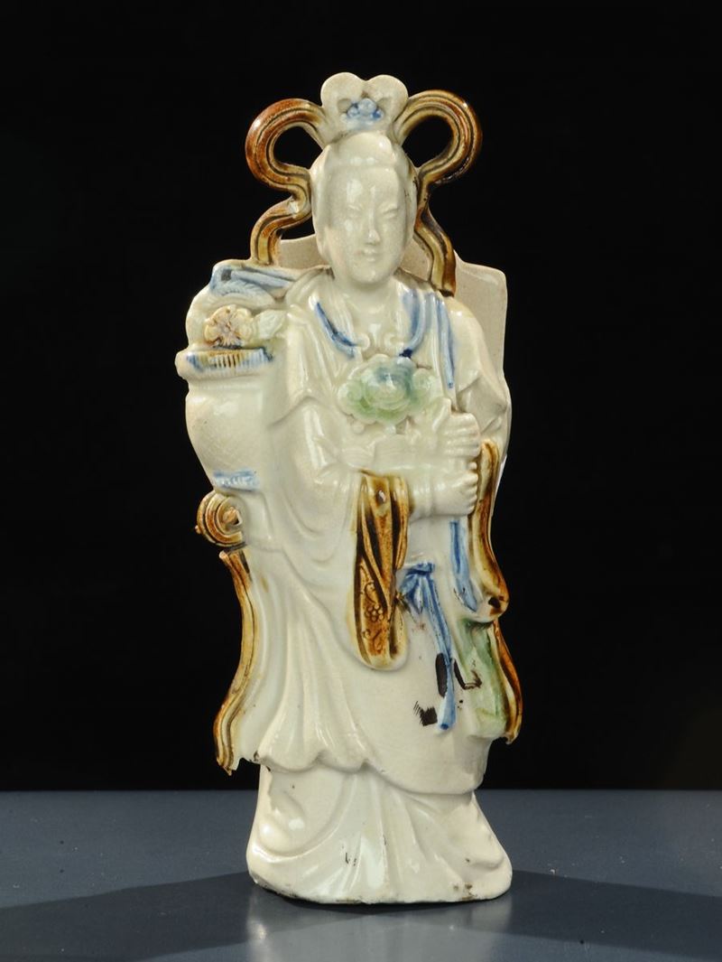 Portafiori in porcellana con figura maschile, XX secolo  - Asta Arte Orientale - Cambi Casa d'Aste
