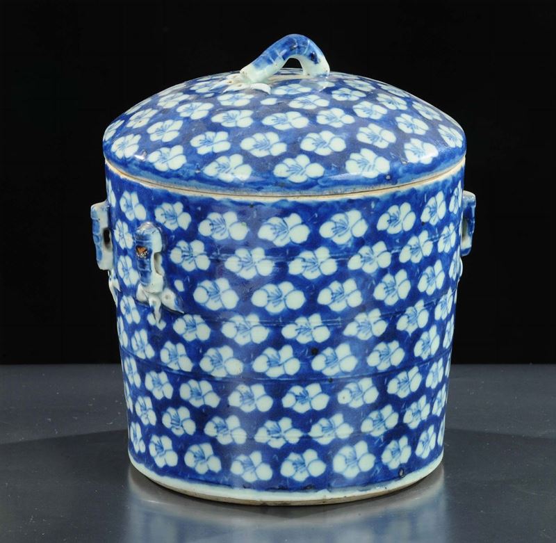 Barattolo a fiori in porcellana bianco e blu, Cina XX secolo  - Asta Arte Orientale - Cambi Casa d'Aste