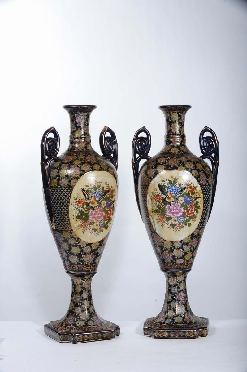 Coppia di grandi vasi in porcellana decorata a fondo blu  - Asta Antiquariato e Dipinti Antichi - Cambi Casa d'Aste