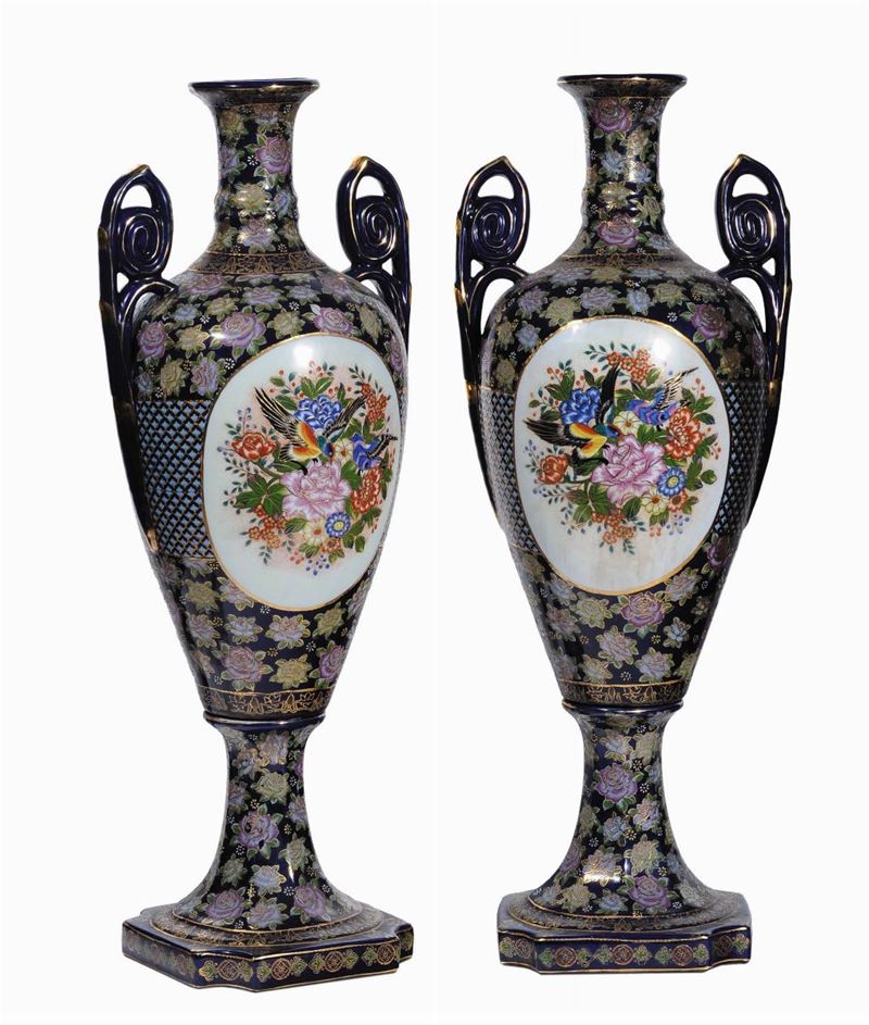 Coppia di grandi vasi in porcellana bianca e blu, XIX secolo  - Asta Antiquariato e Dipinti Antichi - Cambi Casa d'Aste