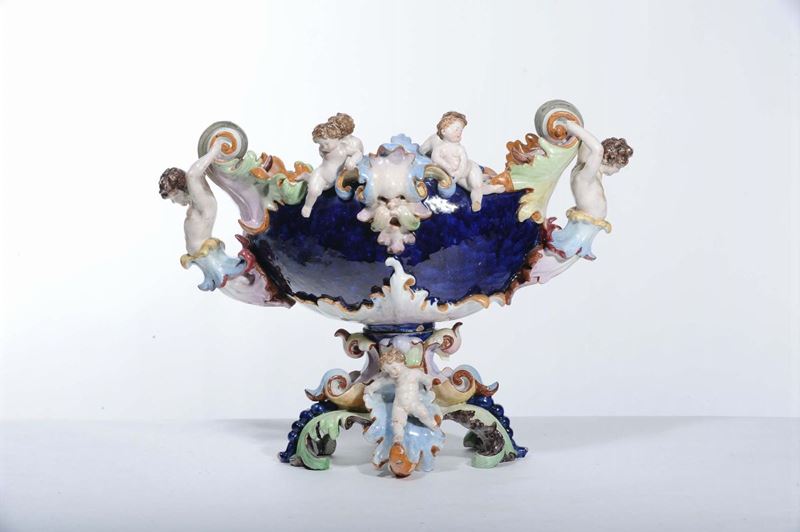 Grande centrotavola in ceramica a decoro policromo, XIX secolo  - Asta Asta OnLine 10-2012 - Cambi Casa d'Aste