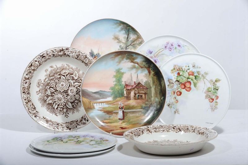 Lotto di otto piatti diversi in porcellana  - Auction Antiques and Old Masters - Cambi Casa d'Aste