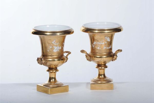 Coppia di vasi Impero in porcellana a fondo oro, XIX secolo