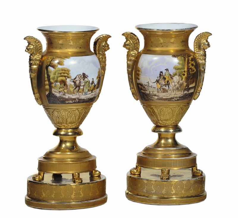 Coppia di vasi Impero a fondo oro con prese a leoni, XIX secolo  - Asta Antiquariato e Dipinti Antichi - Cambi Casa d'Aste