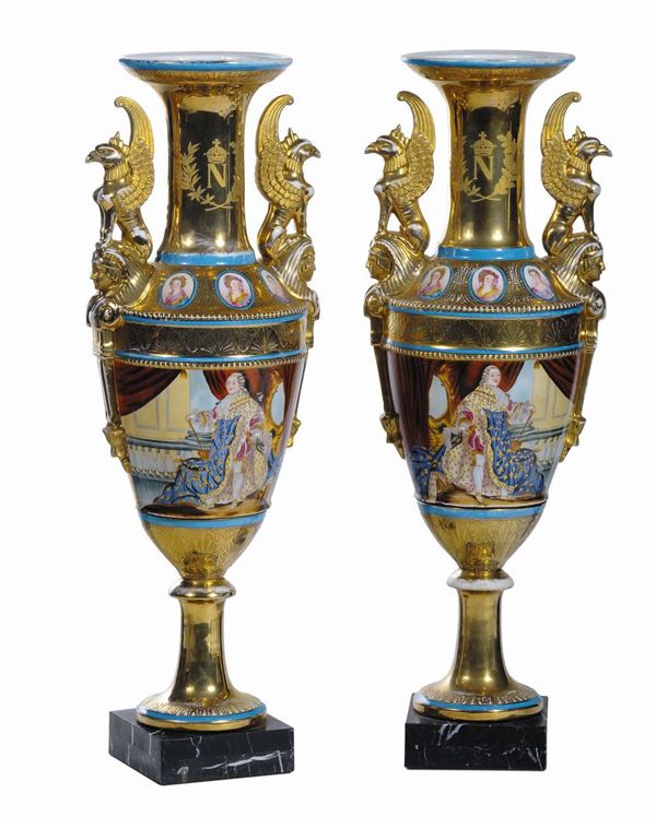Coppia di vasi Impero a fondo oro con manici a  grifoni, XIX secolo