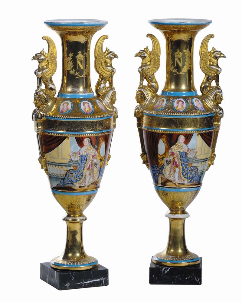 Coppia di vasi Impero a fondo oro con manici a  grifoni, XIX secolo  - Asta Antiquariato e Dipinti Antichi - Cambi Casa d'Aste