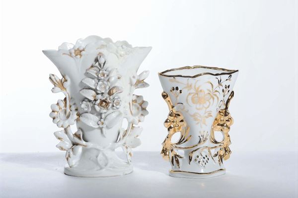 Due vasi Luigi Filippo differenti in ceramica bianca, XIX secolo